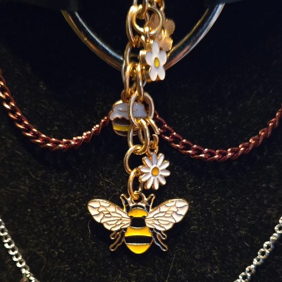 Elegant Bumble Bee, Heart Choker Necklace - Picture 4 of 11